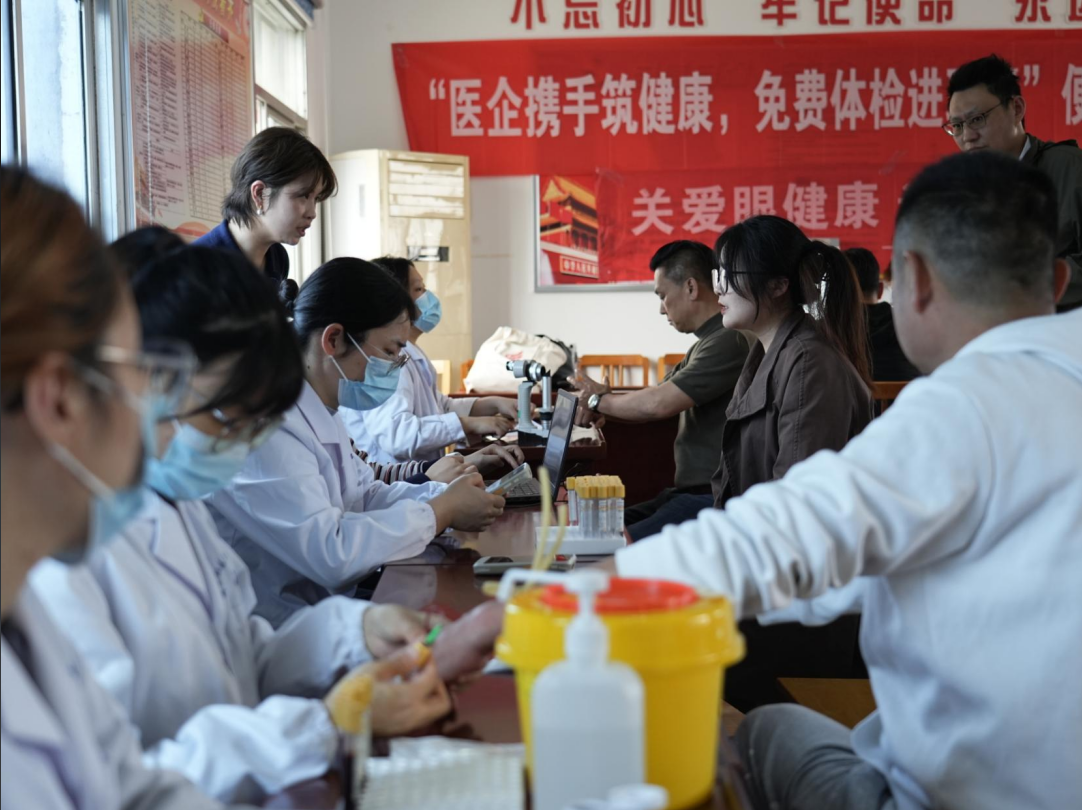 醫(yī)心向黨筑健康，眼護職工暖民心：康復(fù)眼科醫(yī)院聯(lián)合多單位開展 “免費體檢進職場” 公益行動